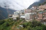 road_from_tibet_to_nepal_sheer_drops.jpg